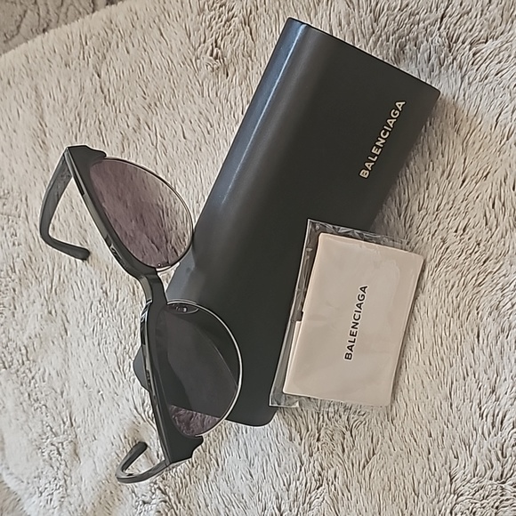 COPY - Balenciaga Sunglasses with Case - Picture 1 of 8